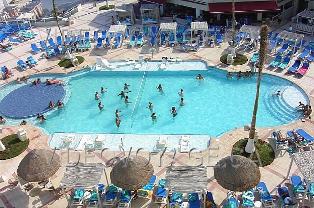 Mexique Cancun New Gran Caribe Real A game of volleyball in the pool.