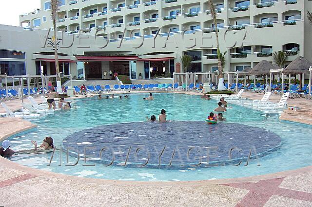 Mexique Cancun New Gran Caribe Real Sun loungers in the pool on each side. A shallow section on the round tray.