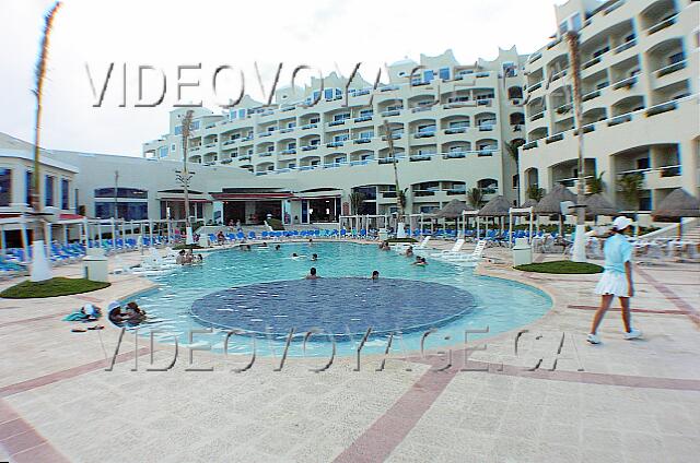 Mexique Cancun New Gran Caribe Real In the center of the complex, the pool.