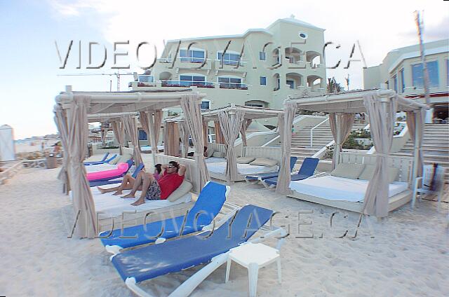 Mexique Cancun New Gran Caribe Real Des matelas sur la plage. Beaucoup de chaises longues mais pas de parasols.