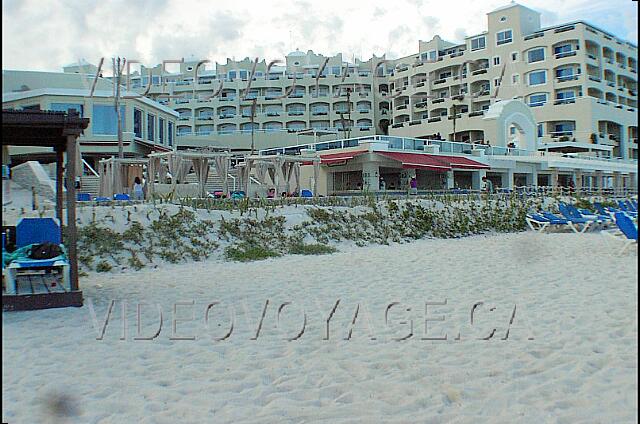 Mexique Cancun New Gran Caribe Real Before, the sea began or is the mound of sand