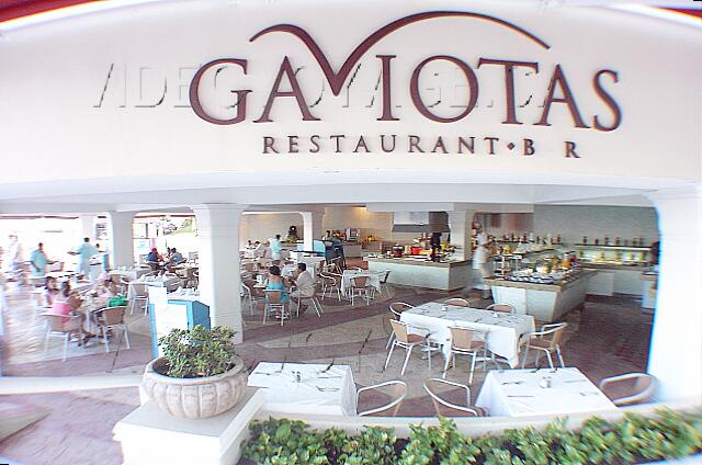 Mexique Cancun New Gran Caribe Real El Gaviotas restaurante con terraza bar cerca de la playa y la piscina.