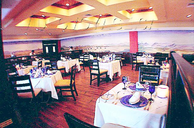 Mexique Cancun New Gran Caribe Real A dimly lit dining room.
