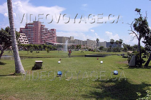 Mexique Cancun Oasis Cancun A golf course 9 hole par 3 in front of the hotel is included.