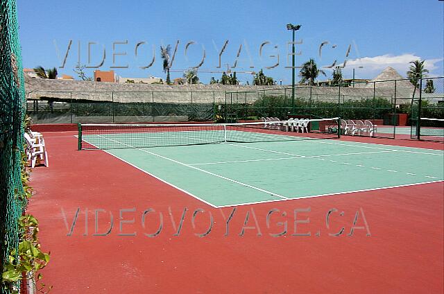 Mexique Cancun Oasis Cancun Two tennis courts.