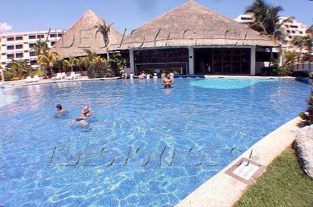 Mexique Cancun Oasis Cancun Un bar dans la piscine.