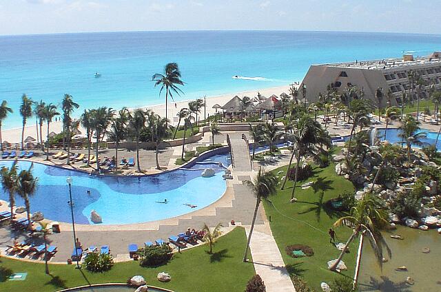 Mexique Cancun Oasis Cancun Una vista aérea de la piscina.