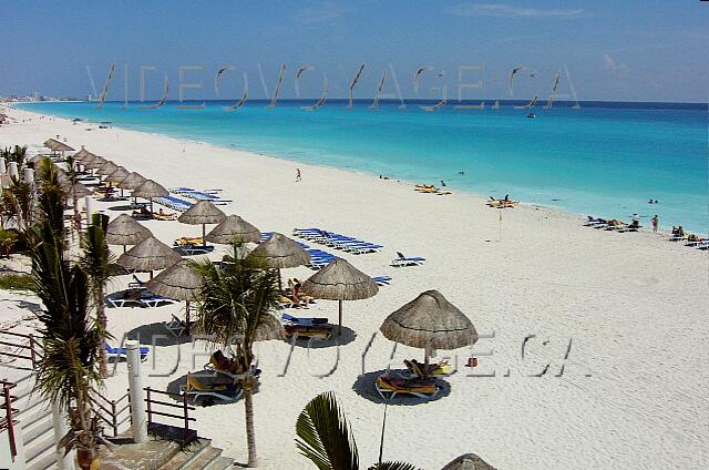 Mexique Cancun Oasis Cancun Para acceder a la playa, hay muchas escaleras. En el tablero hay 2 bares con muchas mesas.