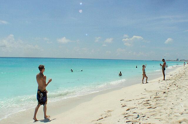 Mexique Cancun Oasis Cancun Des touristes qui font une marche sur la plage...