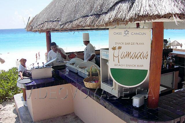 Mexique Cancun Oasis Cancun Le snack bar sur le bord de la plage.
