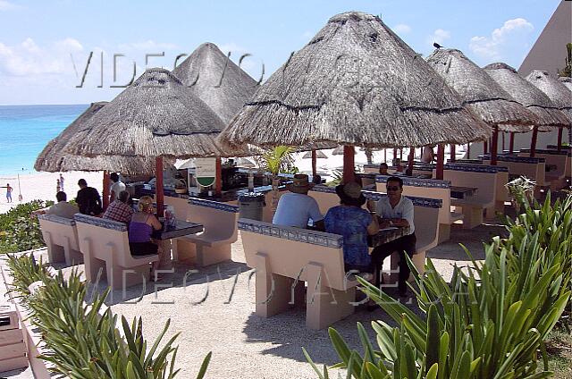 Mexique Cancun Oasis Cancun Plusieurs tables sous des parasols.