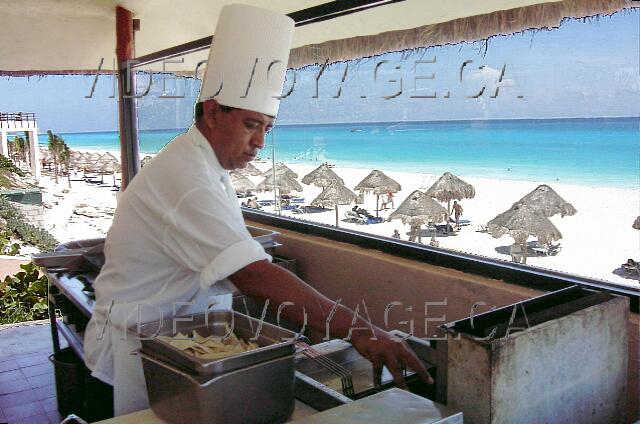 Mexique Cancun Oasis Cancun Le cuisinier au snack bar.