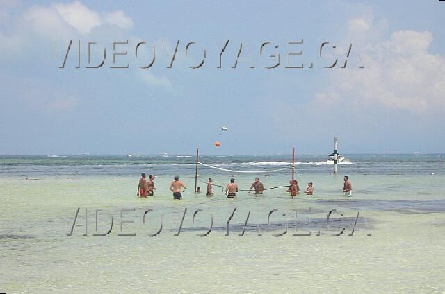Mexique Cancun Oasis Palm Beach Le volleyball dans la mer
