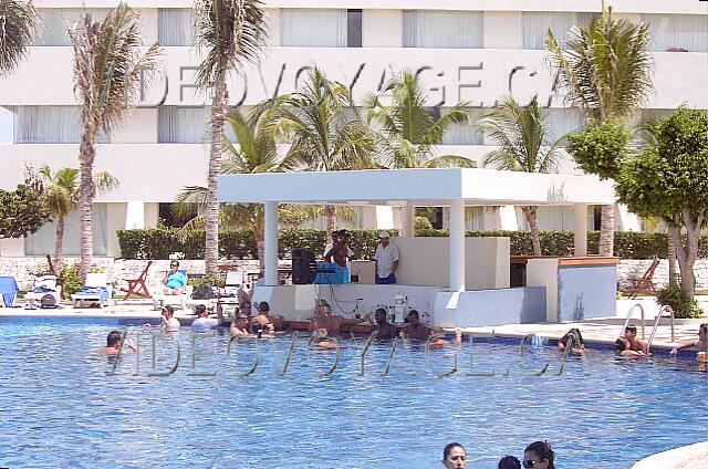 Mexique Cancun Oasis Palm Beach Le centre de l'activité de l'hôtel le jour est situé au bar dans la piscine.