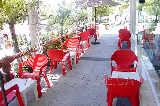 Mexique Cancun Oasis Palm Beach La terrasse extérieur du bar sportif.