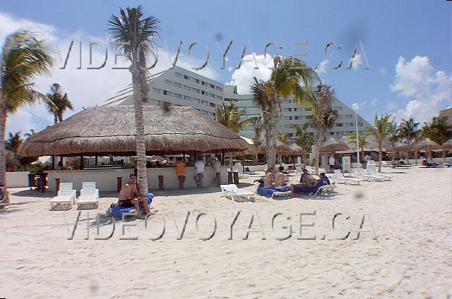 Mexique Cancun Oasis Palm Beach L'un des deux bar sur la plage.