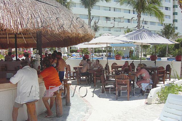 Mexique Cancun Oasis Palm Beach Quelques tables