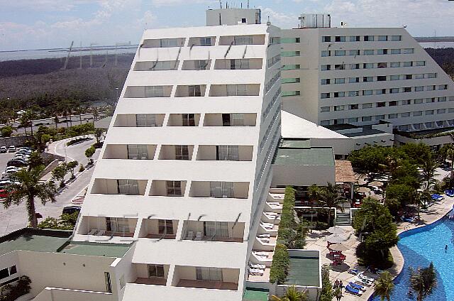 Mexique Cancun Oasis Palm Beach The main building has balconies at the ends and the first level. There is an extra for those rooms occupied.