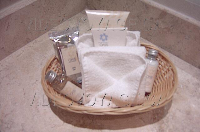 Mexique Cancun Oasis Palm Beach Two washcloths and personal care products