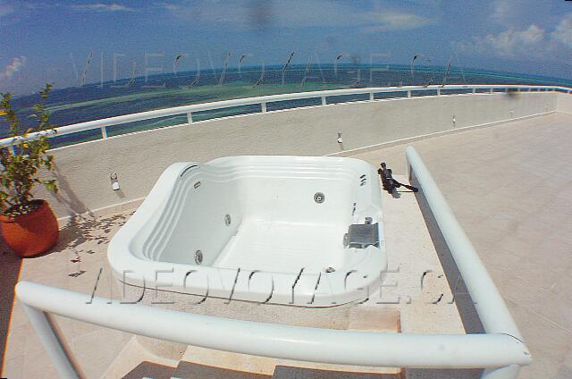 Mexique Cancun Oasis Palm Beach Con un jacuzzi en la terraza.