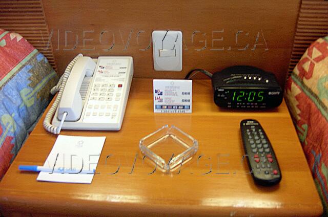 Mexique Cancun Oasis Palm Beach The night table with alarm clock and remote control