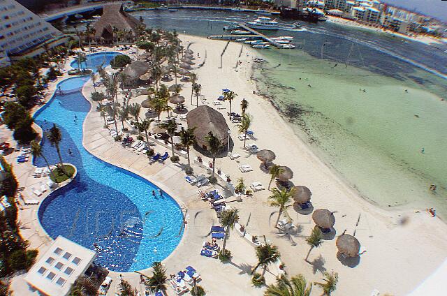 Mexique Cancun Oasis Palm Beach Near the beach. A few chairs, but no umbrellas around the pool.