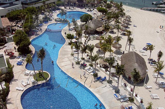 Mexique Cancun Oasis Palm Beach Una magnífica terraza. El bar de la playa también se utiliza para la piscina.