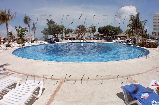 Mexique Cancun Oasis Palm Beach El extremo de la piscina cerca del restaurante buffet.