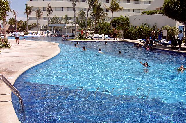 Mexique Cancun Oasis Palm Beach La piscine en direction est.