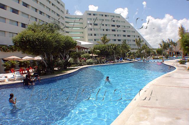 Mexique Cancun Oasis Palm Beach Un belle piscine... A gauche, quelques rares parasols