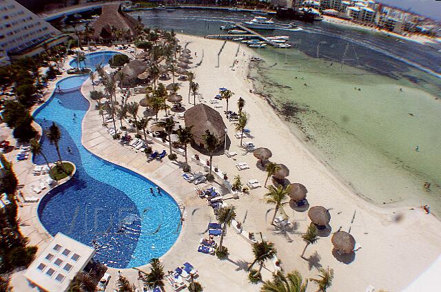 Mexique Cancun Oasis Palm Beach La piscine est près de la plage. Quelques parasols et chaises longues sur la plage.