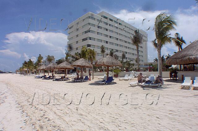 Mexique Cancun Oasis Palm Beach Les parasols et les chaises longues sur la plage.