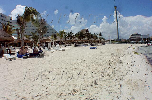 Mexique Cancun Oasis Palm Beach La plage fini à l'ouest près d'une marina.