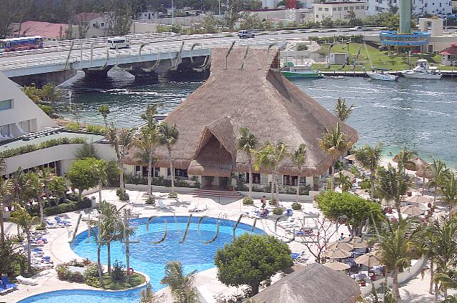 Mexique Cancun Oasis Palm Beach The buffet restaurant Ibiza sity poolside.