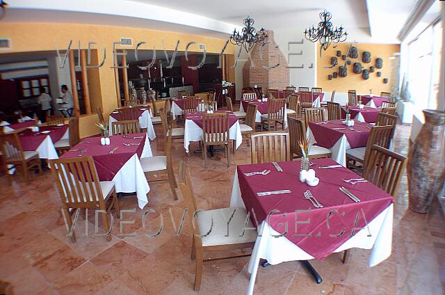 Mexique Cancun Oasis Palm Beach The interior of the restaurant Dos Lunas.