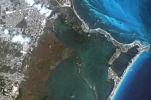 Mexique Cancun Oasis Palm Beach A satelite picture of Cancun.