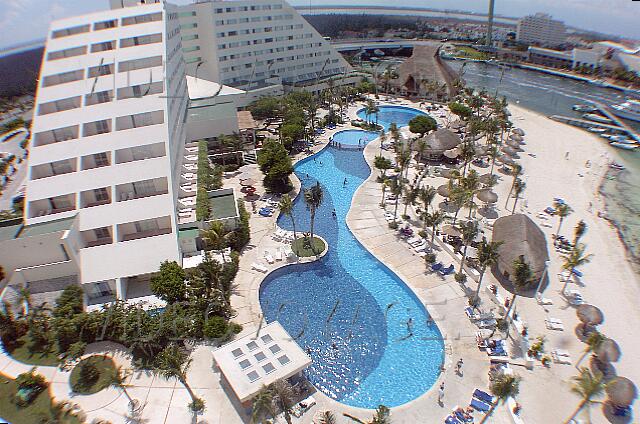 Mexique Cancun Oasis Palm Beach El edificio principal, piscina y playa.