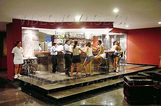 Mexique Cancun Gran Oasis Playa Le Lobby bar le soir.