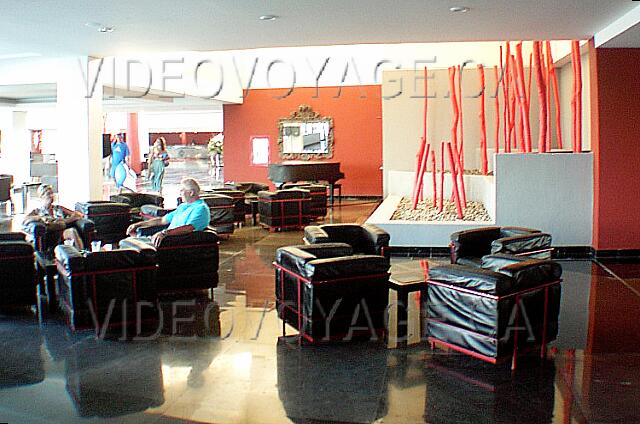 Mexique Cancun Gran Oasis Playa Some sofas and a piano in the lobby bar.