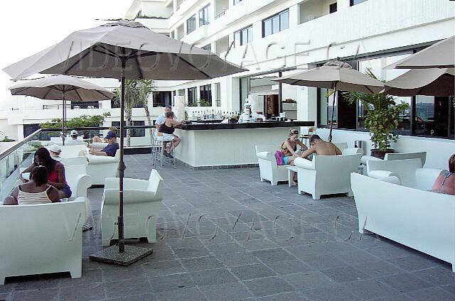 Mexique Cancun Gran Oasis Playa The terrace bar next to the lobby.