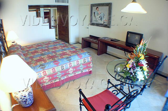 Mexique Cancun Gran Oasis Playa La habitación estándar es bastante grande.