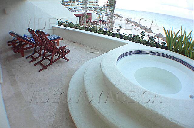 Mexique Cancun Gran Oasis Playa A large balcony with a beautiful view of the beach.