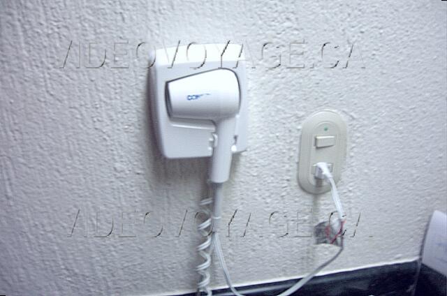 Mexique Cancun Gran Oasis Playa The dryer in a 110volts outlet.