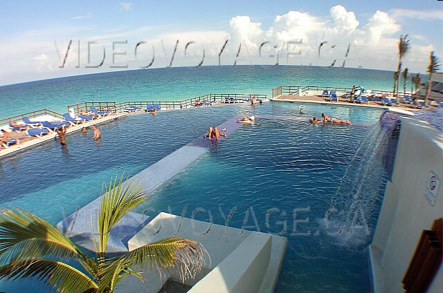 Mexique Cancun Gran Oasis Playa With waterfalls on each side of the bar.