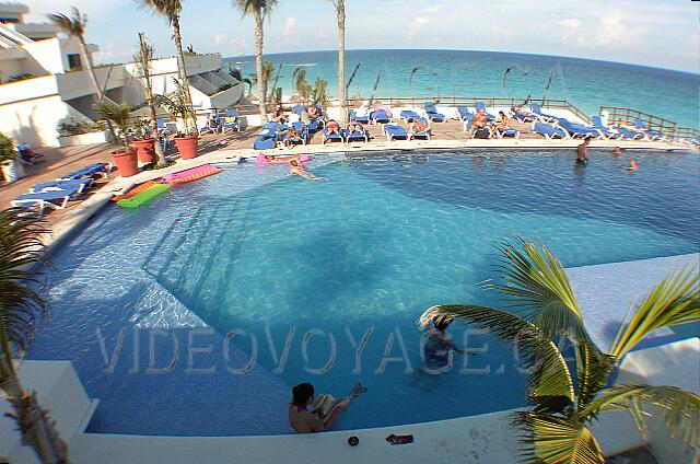 Mexique Cancun Gran Oasis Playa Several chairs covered with tissue, but no umbrellas.