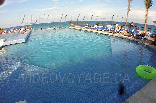 Mexique Cancun Gran Oasis Playa With sun loungers on the terrace.