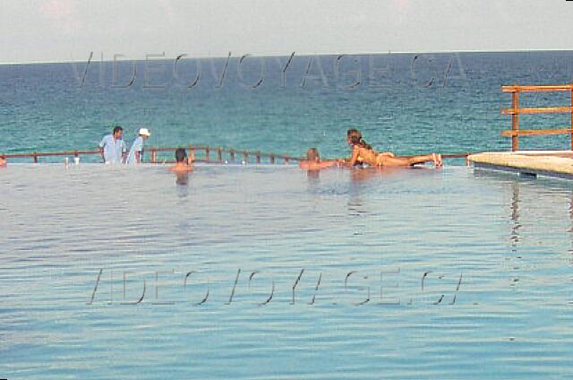 Mexique Cancun Gran Oasis Playa The customers love the good poolside.