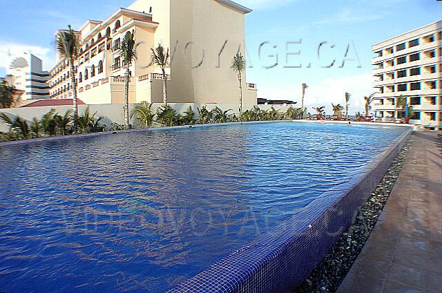 Mexique Cancun Gran Oasis Playa La piscina de borde infinito. Anteriormente dos canchas de tenis estaban aquí.