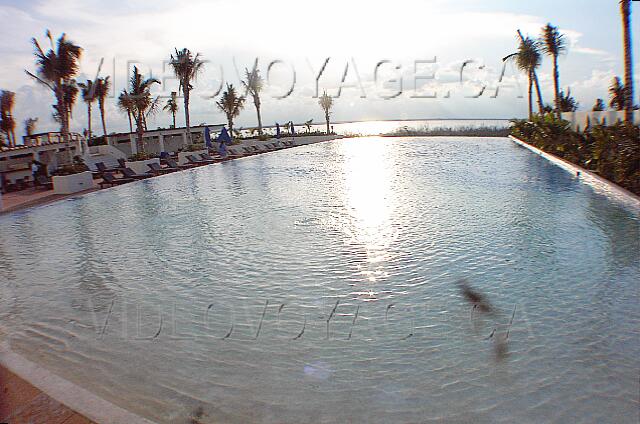Mexique Cancun Gran Oasis Playa Una gran piscina con un descenso poco profunda.