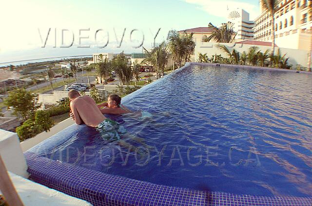 Mexique Cancun Gran Oasis Playa El extremo de la piscina con vistas a la laguna.